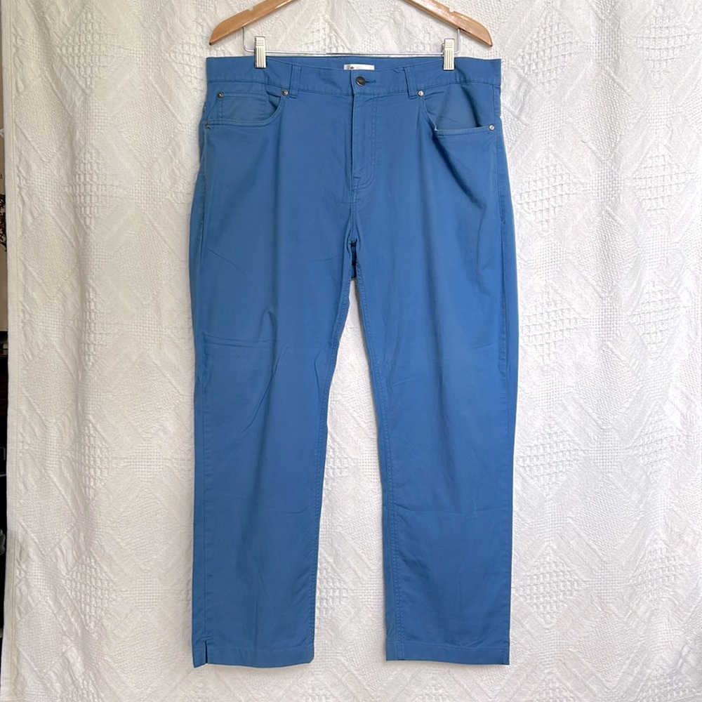 Peter Millar jeans in cotton-blend.  Blue. 38”W. 28”inseam. Like new.